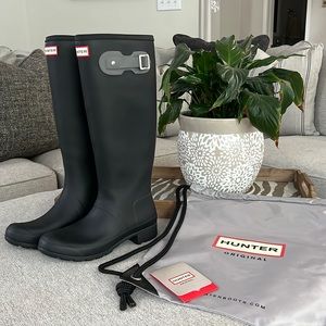 Refined tall matte black size 8 Authentic Hunter Rain boots.